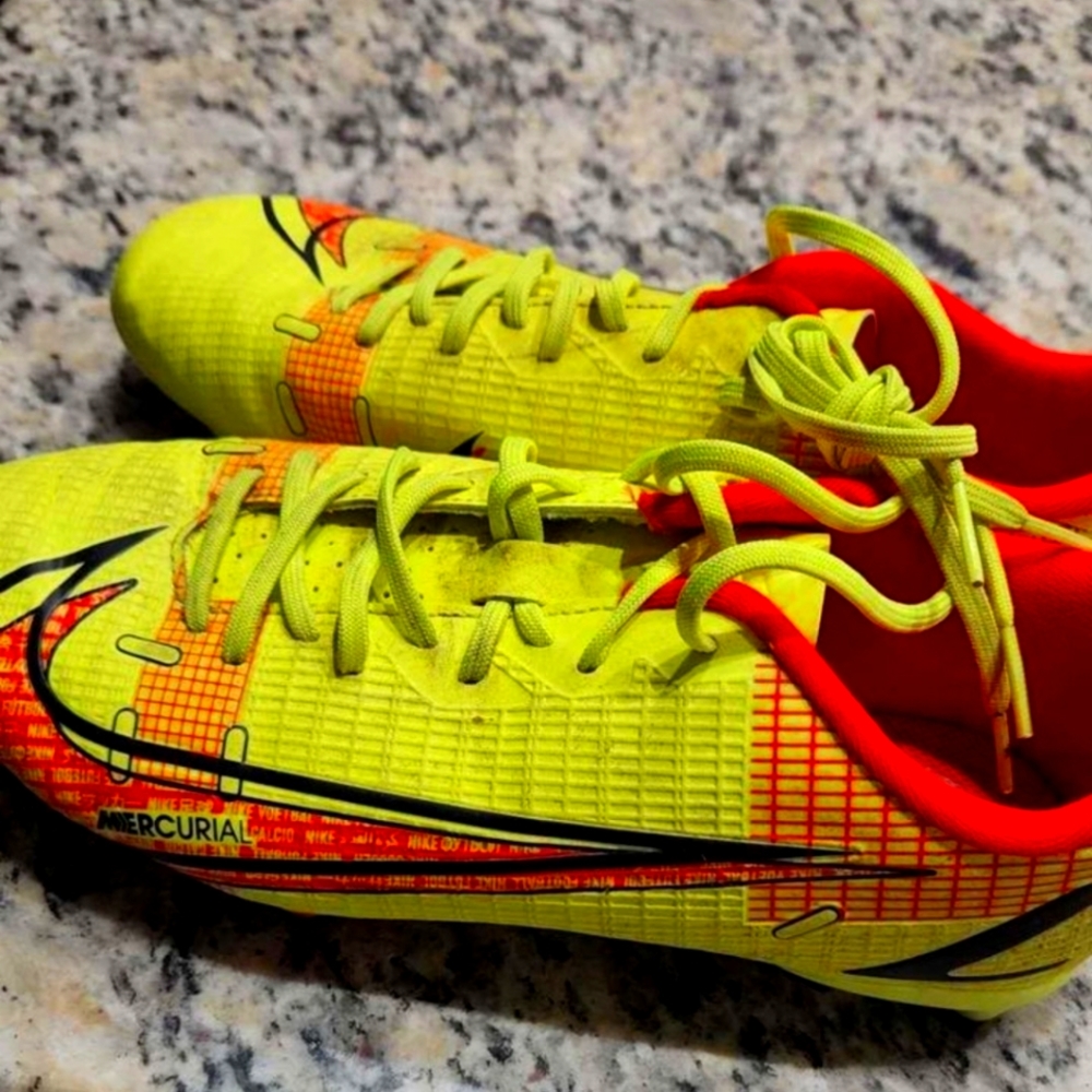 Nike mercurial youth soccer cleats sz 6